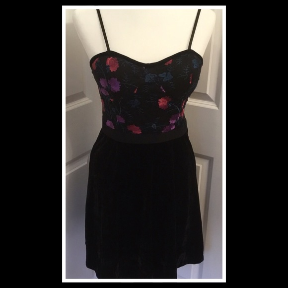 Francesca's Collections Dresses & Skirts - Francesca's Tara Embroidered Velvet Dress NWT Med